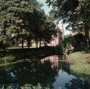 849325 Gezicht op het slot Zuylen te Oud-Zuilen (gemeente Maarssen).
